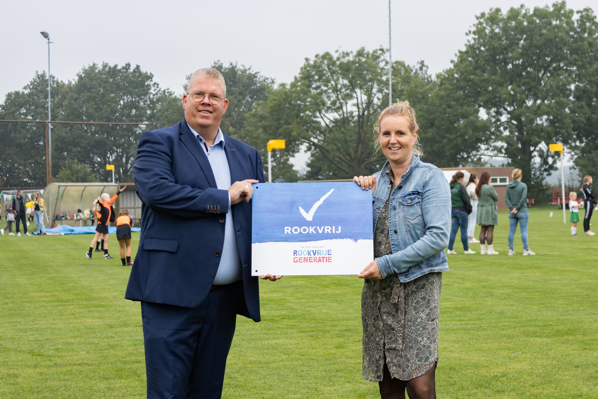 Rookvrijsportpark geopend door wethouder Johan van Gerwen
